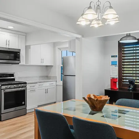 Peaceful Getaway With Renovated Amenities Apartment